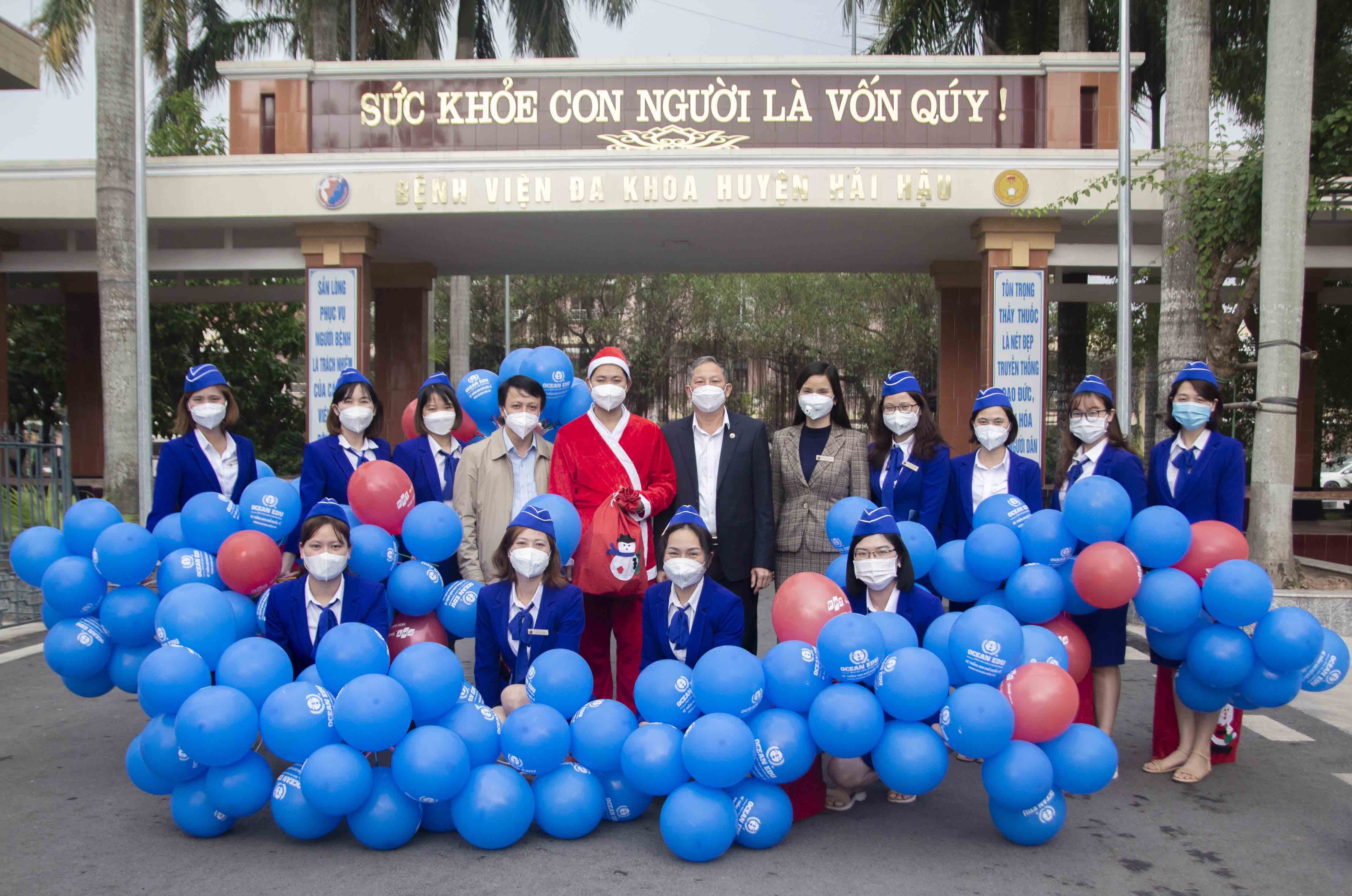 Ban Giám đốc bệnh viện thăm hỏi, tặng quà toàn thể bệnh nhân đang điều trị nhân dịp lễ Giáng sinh năm 2021